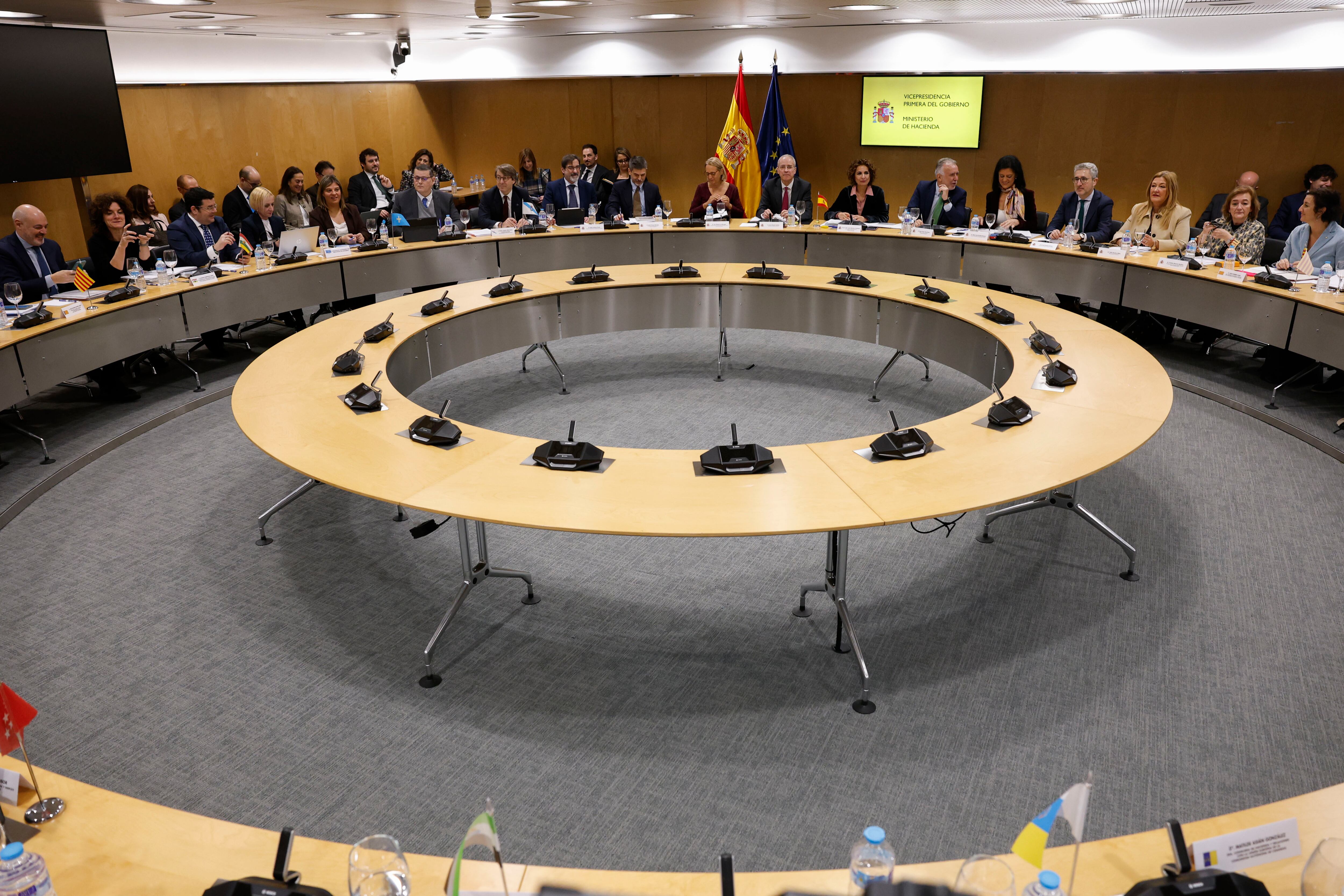 FOTODELDÍA MADRID, 14/01/2026.- La vicepresidenta primera del Gobierno y ministra de Hacienda, María Jesús Montero, preside este martes en Madrid el Consejo de Política Fiscal y Financiera (CPFF) con las comunidades autónomas para abordar la propuesta de financiación autonómica del ejecutivo. También asiste el ministro de Política Territorial y Memoria Democrática, Ángel Víctor Torres. EFE/ J.J.Guillen