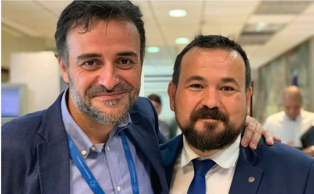 Jesús Perea junto a Juan Ramón Amores, alcalde de La Roda