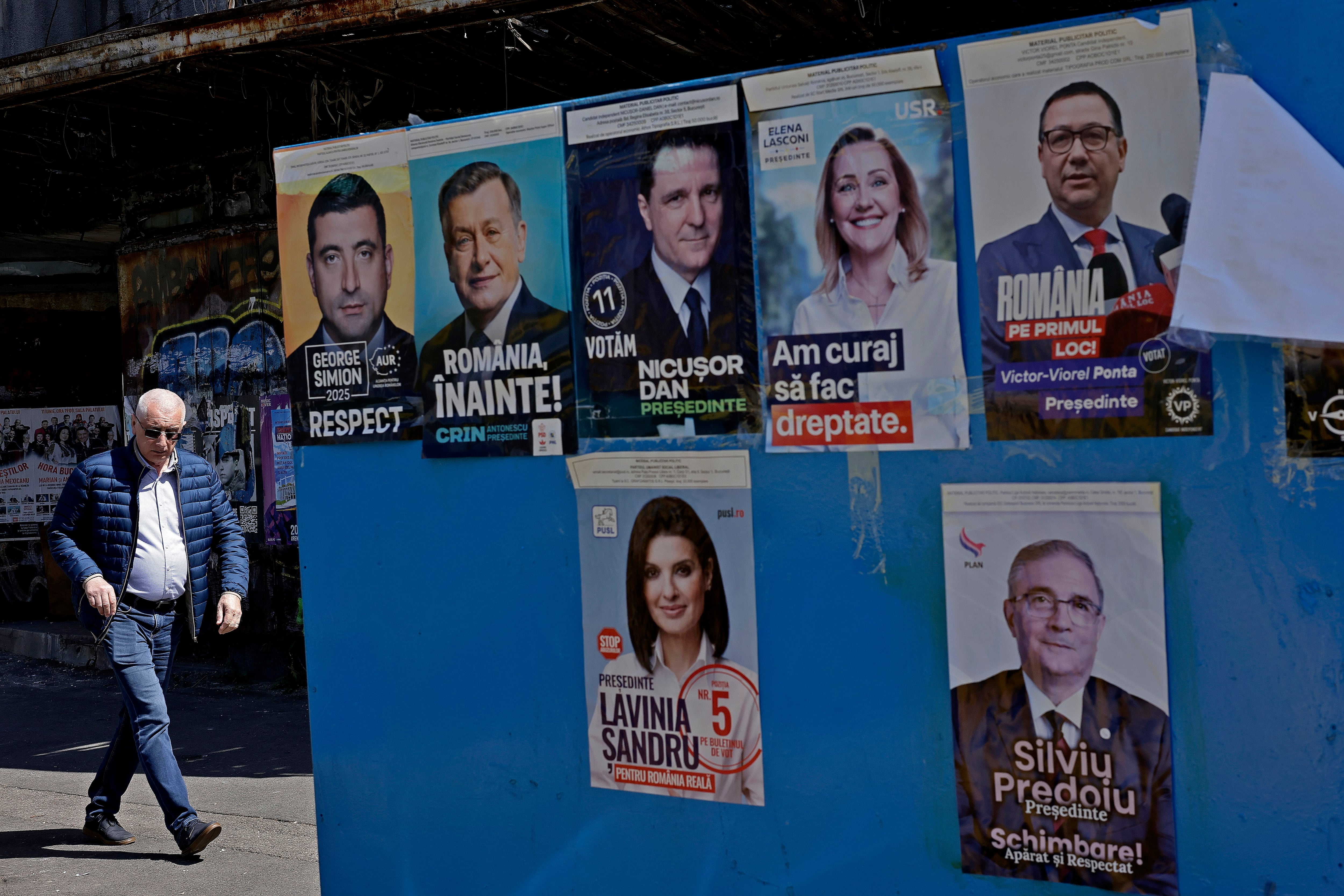 Carteles electorales en una calle de Bucarest