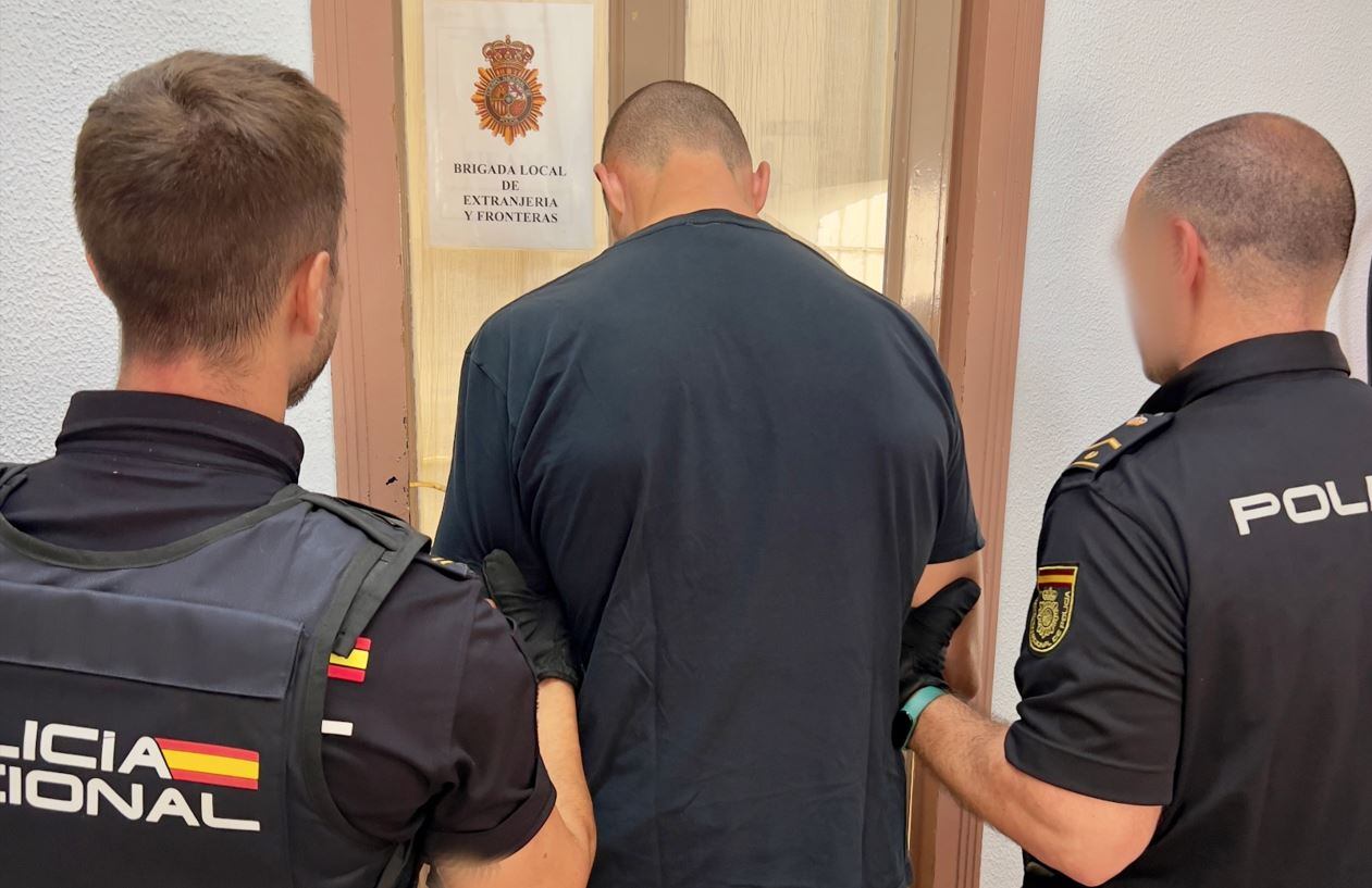 Un dels homes durant la seva detenció