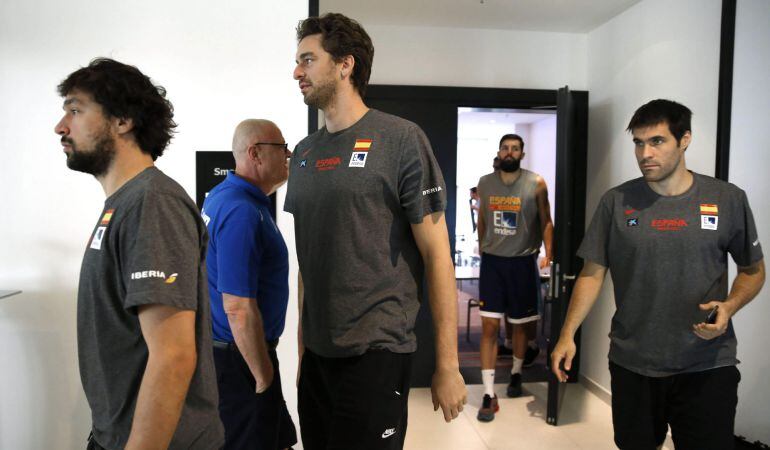 GRA169. BERLÍN, 04/09/2015.- Los jugadores de la selección española de baloncesto Sergio LLull, Pau Gasol y Fernando San Emeterio (i-d) en el hotel de concentración en Berlín, apenas veinticuatro horas antes del debut en el Eurobasket 2015 ante Serbia. EFE/Juan Carlos Hidalgo