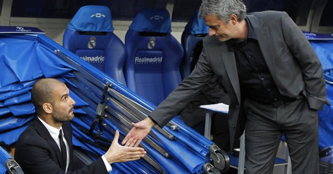 El entrenador portugués del Real Madrid, José Mourinho (d), saluda al entrenador del FC Barcelona, Pep Guardiola, en los momentos previos al inicio del encuentro, correspondiente a la ida de la semifinal de la Liga de Campeones, que enfrenta a los dos equ