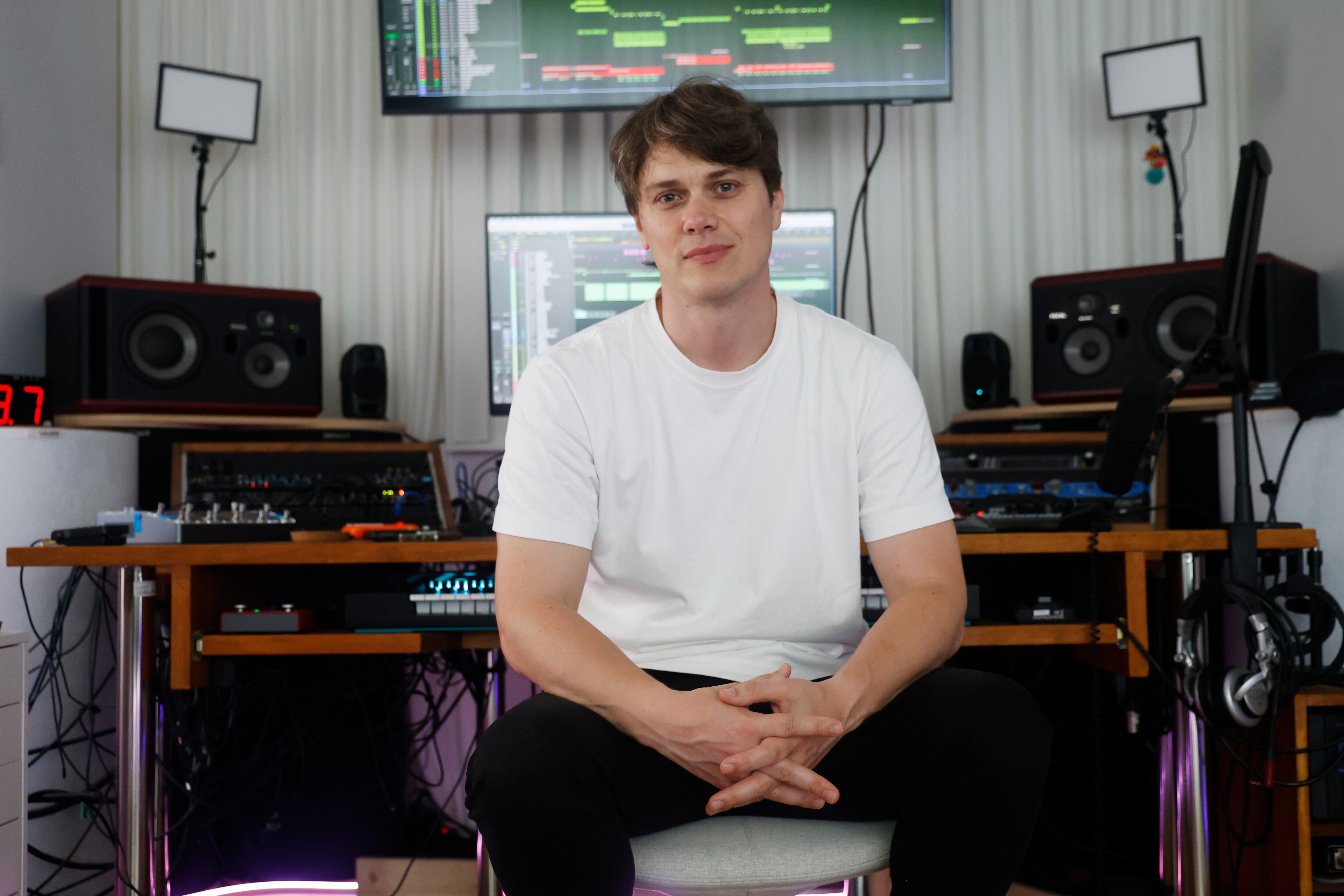 Mateo Bruquetas, en su nuevo estudio en la comarca ferrolana (foto: Kiko Delgado / EFE)