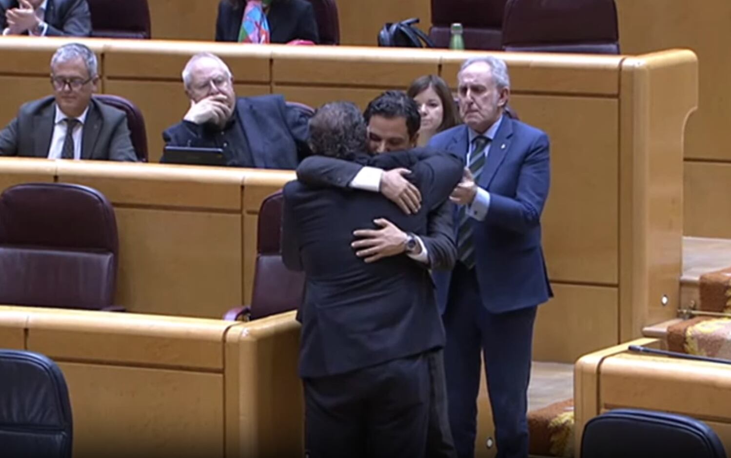 El emotivo abrazo entre un senador del PP y otro del PSOE por la tragedia de la DANA: "Debemos cambiar la confrontación por la unión"