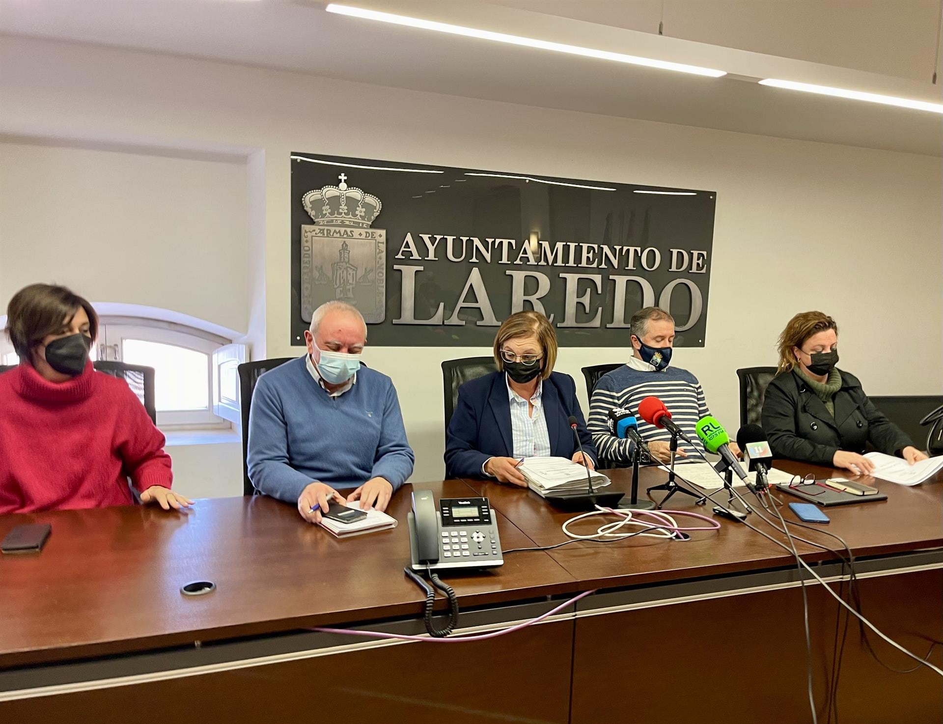 La alcaldesa de Laredo, Rosario Losa, y otros integrantes del equipo de Gobierno comparecen en rueda de prensa para informar del error en el cobro de impuestos.