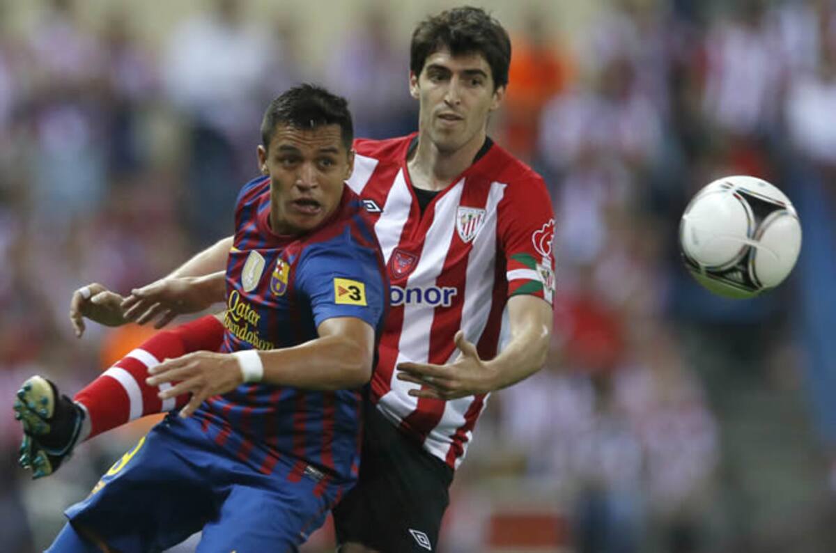 El defensa del Athletic de Bilbao Andoni Iraola pelea un balón con el centrocampista chileno del FC Barcelona, Alexis Sánchez, en la final de la Copa del Rey de fútbol que se disputa esta noche en el estadio Vicente Calderón de Madrid. | <a href="http://g