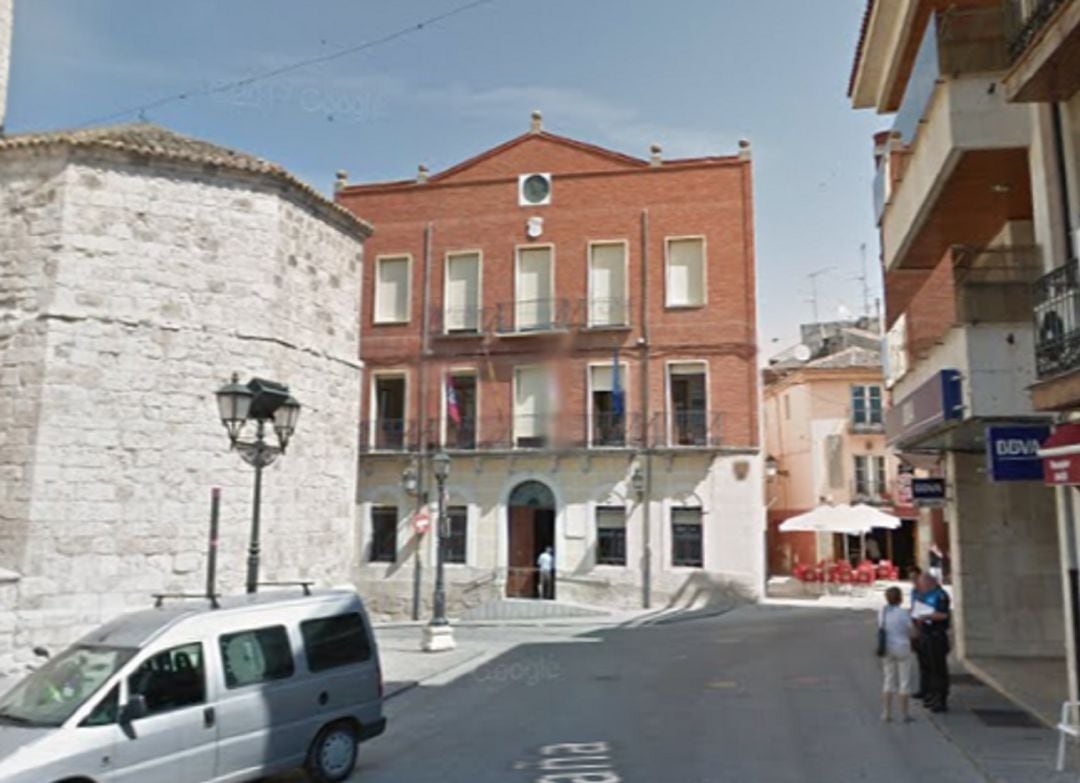 El Ayuntamiento situado en la Plaza de España de Peñafiel.