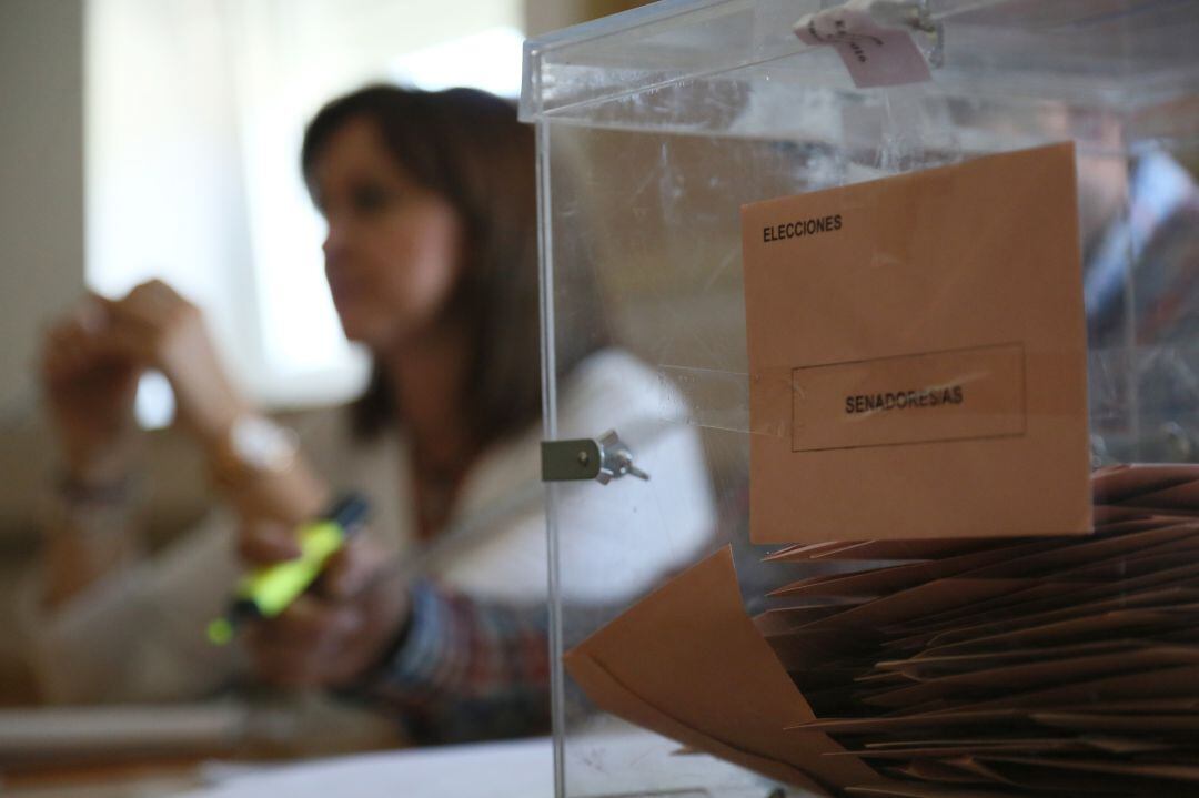 Urna instalada en un Colegio Electoral de Valladolid