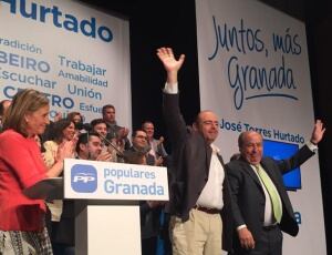 Mitin de campaña electoral con Sebastián Pérez y José Torres Hurtado ante el resto de la candidatura, entre otros, a la izquierda, Isabel Nieto