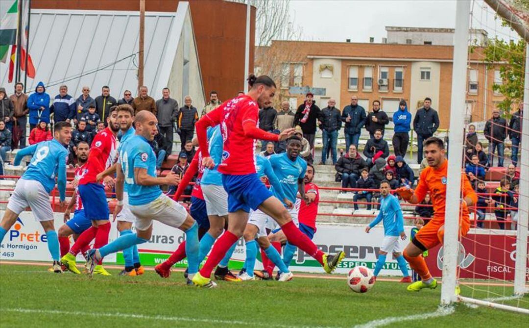 Mario anota un gol.