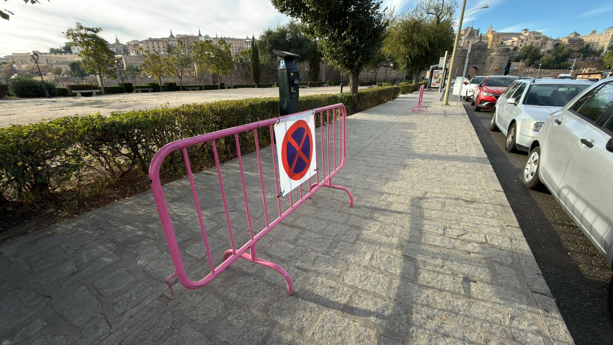 Imagen de las vallas que prohíben aparcar en el Paseo de la Vega de Toledo