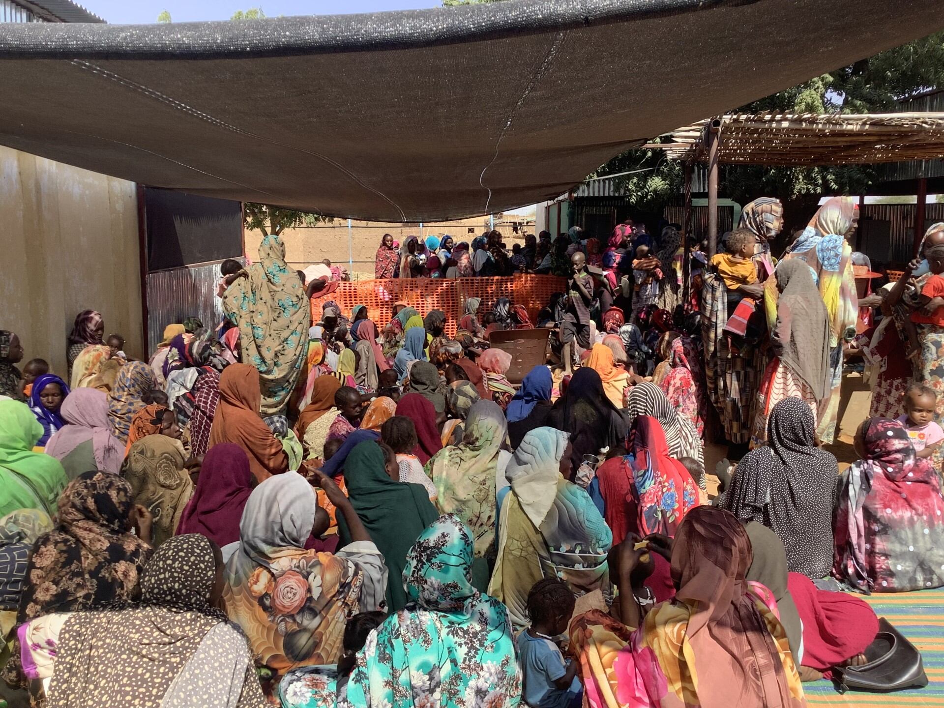 Refugiados esperando en la clínica del campo de Zamzam, Sudán