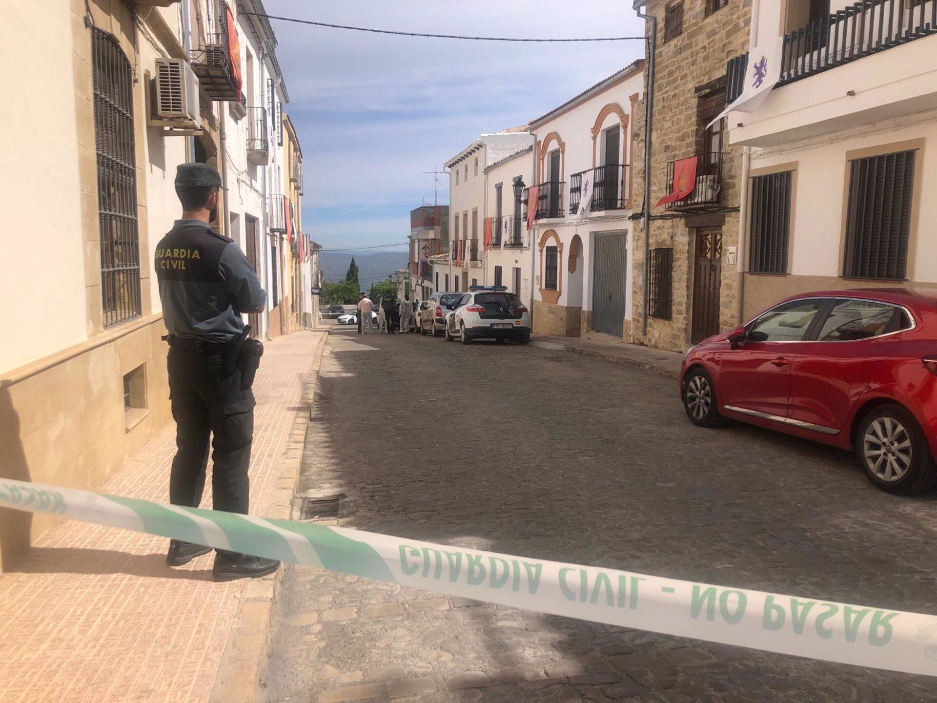 Cordón de la Guardia Civil en torno a la vivienda en la que fue localizado el cuerpo de la mujer - EUROPA PRESS