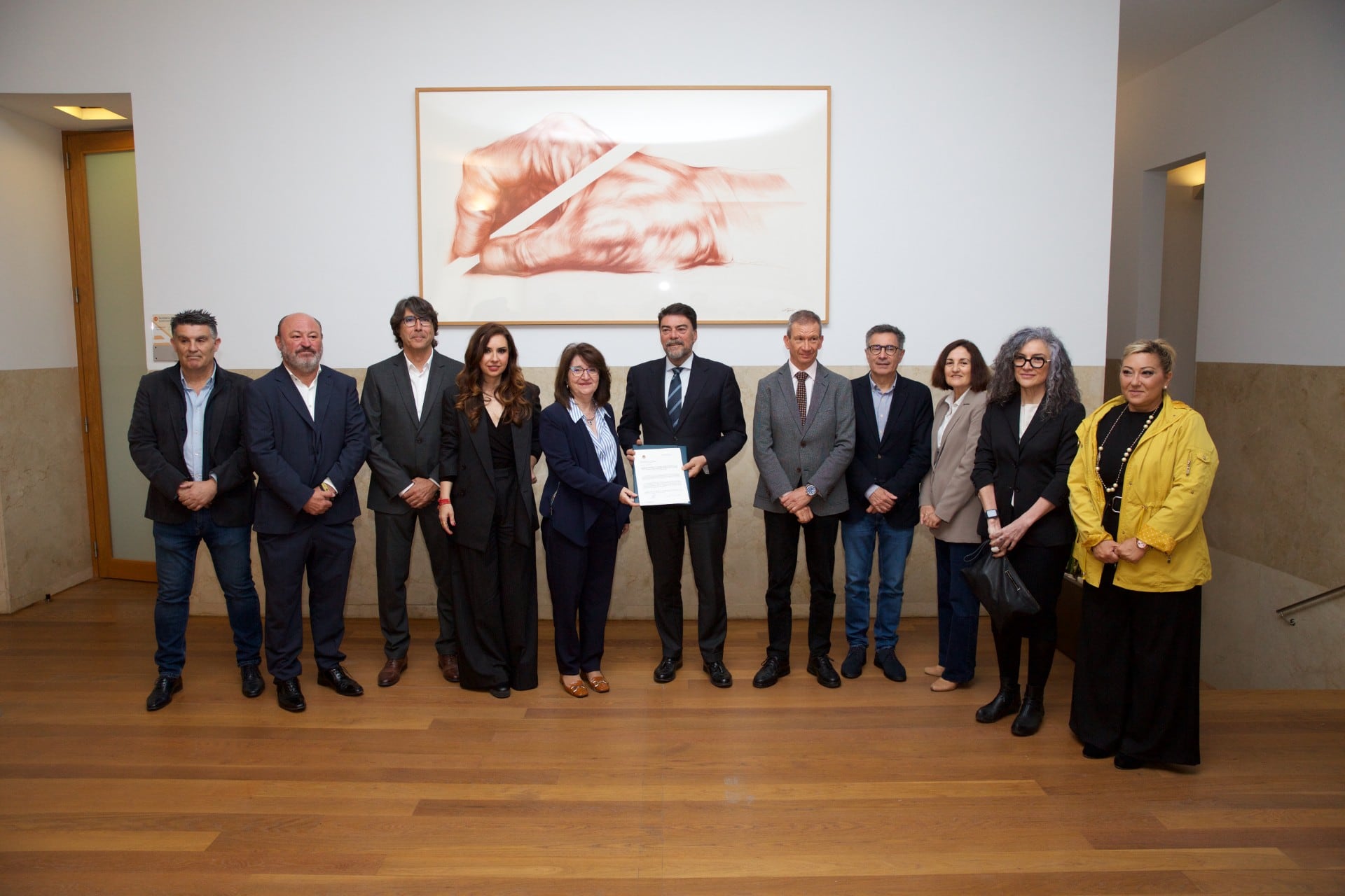 La rectora de la Universidad de Alicante (UA), Amparo Navarro, y el alcalde de Alicante, Luis Barcala, en el centro de la imagen tras la firma del convenio para crear la Cátedra Turismo &#039;Ciudad de Alicante&#039;