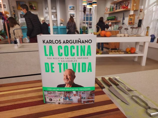 Un ejemplar del último libro de recetas de Karlos Arguiñano, &#039;La cocina de tu vida&#039;, durante la presentación ante los medios.