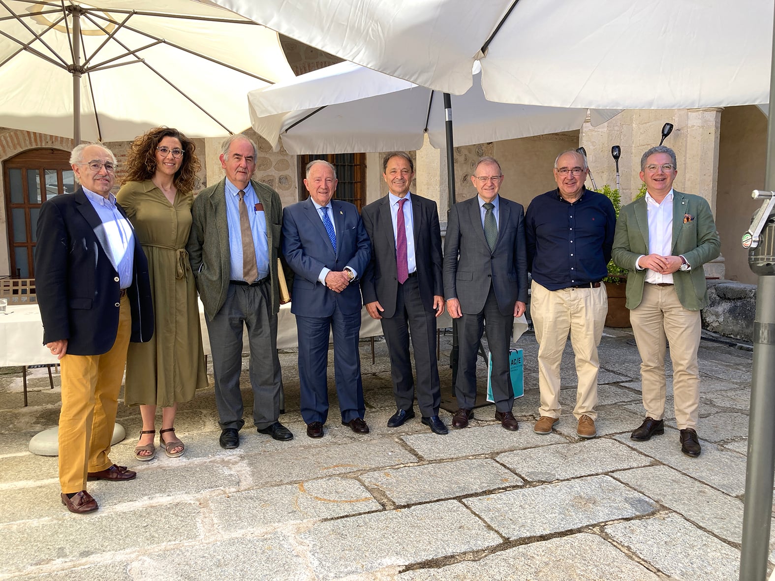 Miembros de la Asociación Pluralismo y Convivencia, con su presidente, Juan Luis Gordo en el centro (corbata morada). A su derecha, el general Félix Sanz Roldán y a su izquierda, Miguel Ángel Ballesteros.