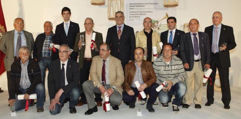 Los presidentes de los clubes galardonados con la Medalla de Álava