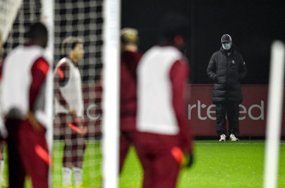 Jurgen Kloop vigila a sus jugadores durante un entrenamiento