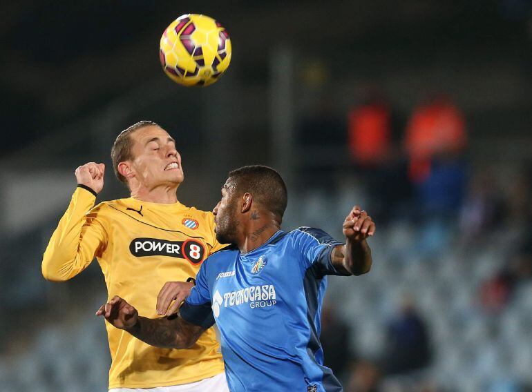 GRA461. GETAFE (MADRID), 20/02/2015.- El centrocampista croata del Getafe Jorge Sammir (d) disputa el balón con el centrocampista del Espanyol Abraham González (i), durante el partido de la vigésima cuarta jornada de la Liga de Primera División que se jue