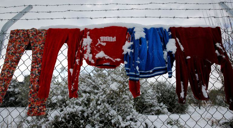 Ropa tendida en la alambrada de un campo de refugiados al norte de Grecia.