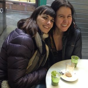 Elena Condorcio (izquierda) y María José Gil, tomándose un café y un zumo verde en el bar del Mercado de Antón Martín.