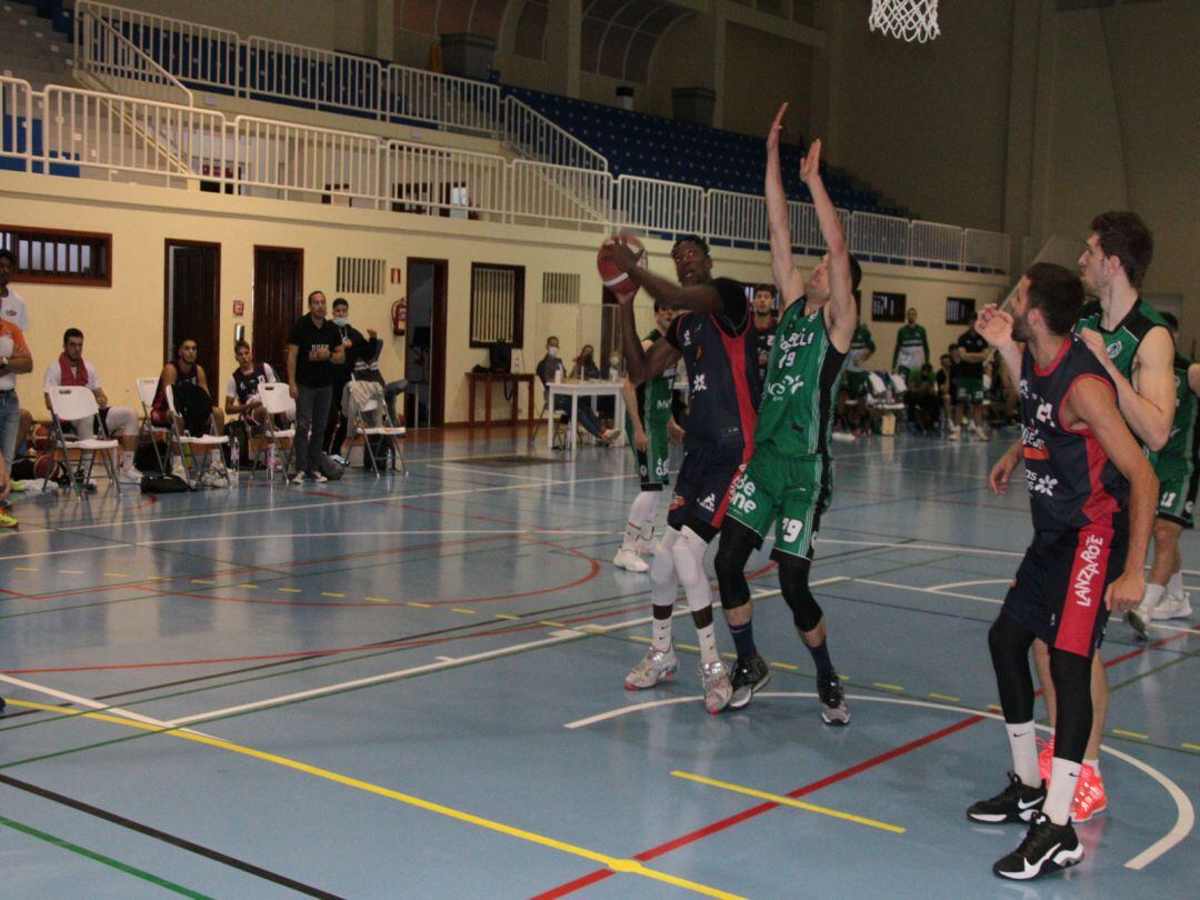 El Aloe Plus Lanzarote Conejeros controlando el balón ante el Boadilla.