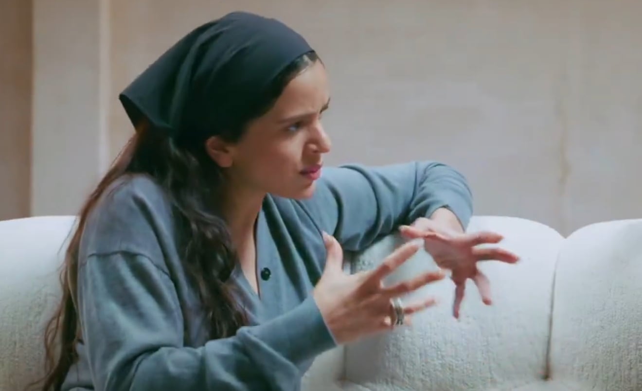 Rosalía durante la entrevista de Ana Milán