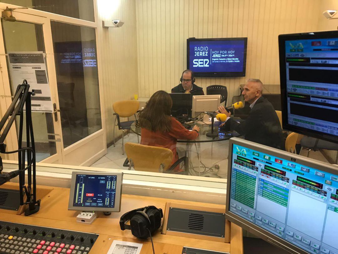 El candidato socialista Miguel Ángel Vázquez en los estudios de Radio Jerez