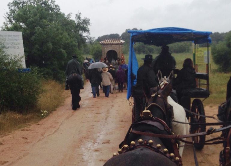 La hermandad de Granada camino de El Rocío bajo la lluvia