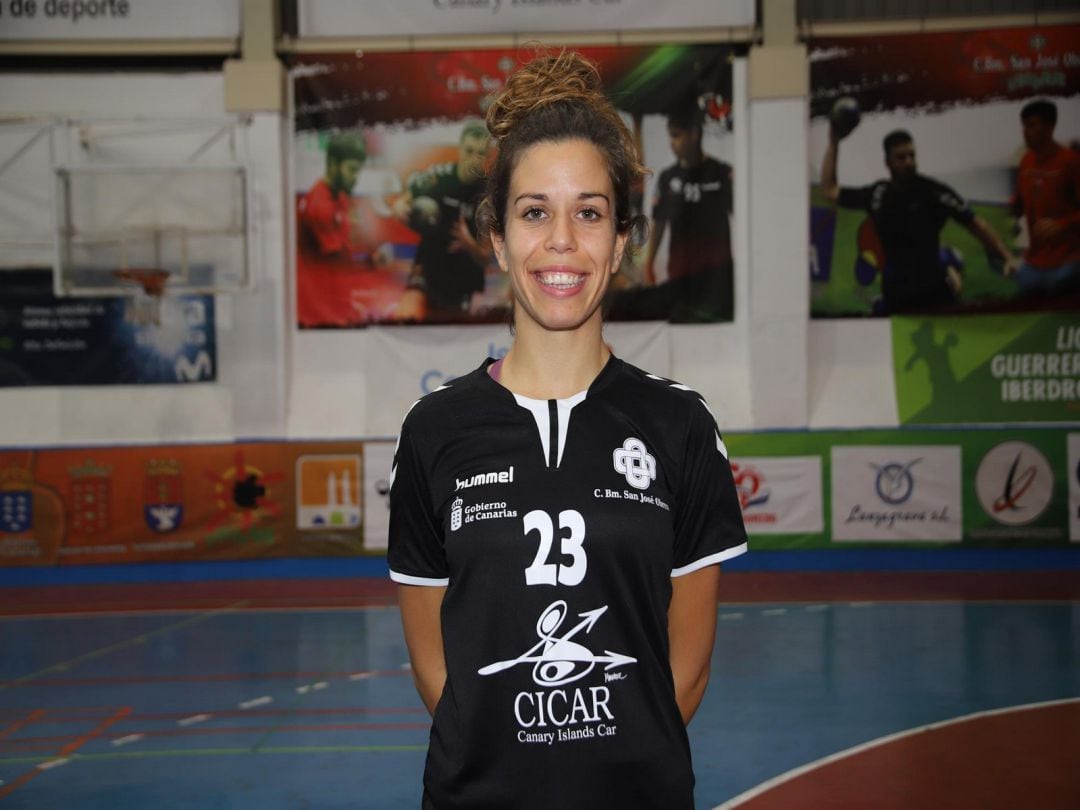 Celia López con la camiseta del CICAR Lanzarote Ciudad de Arrecife.