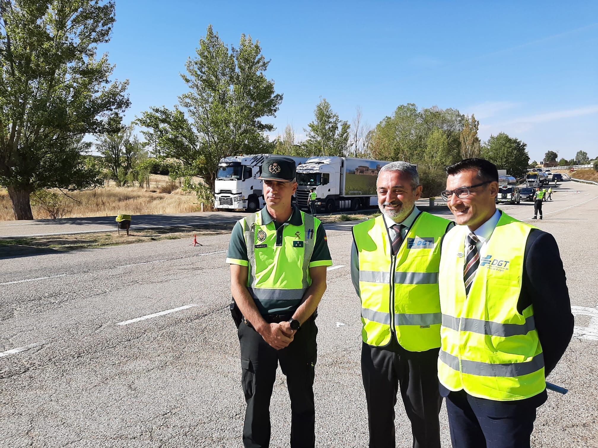 El subdelegado del gobierno, Pedro de la Fuente (centro) insiste en mantener la prudencia en la carretera