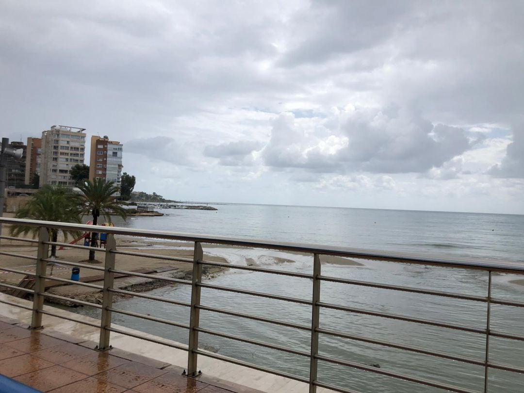 Estado de la playa de la Albufereta tras el episodio de lluvias de este sábado