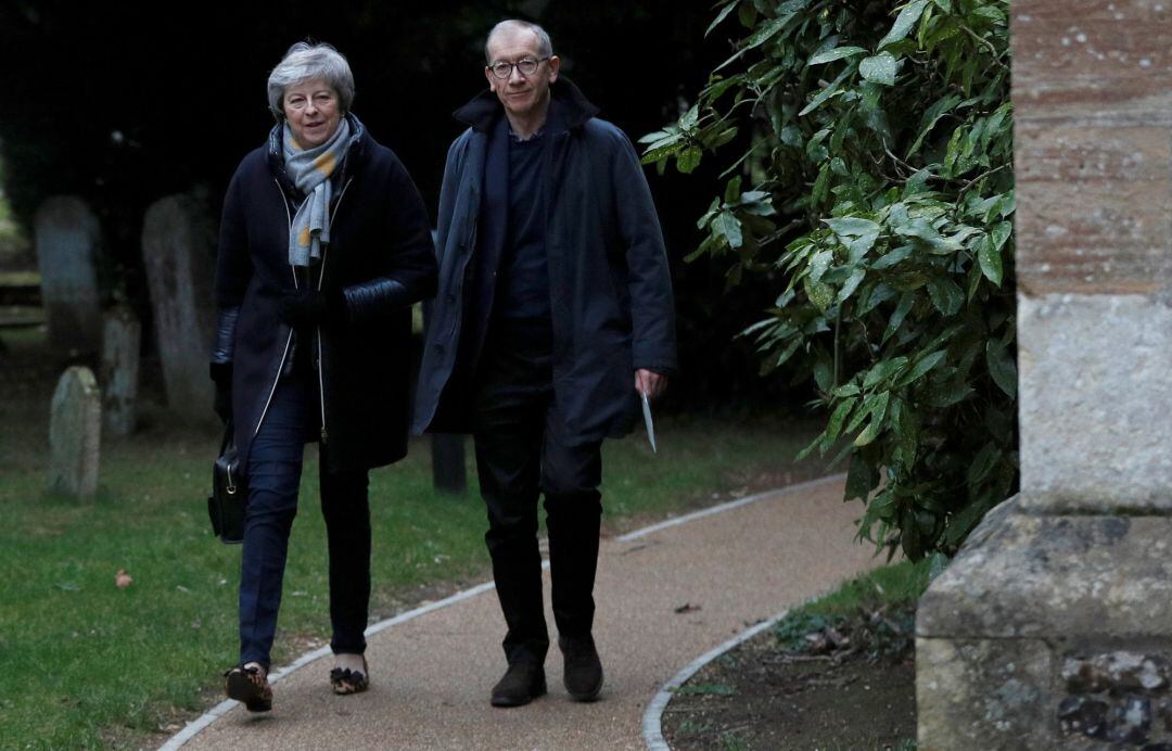 Theresa May pasea junto a su marido