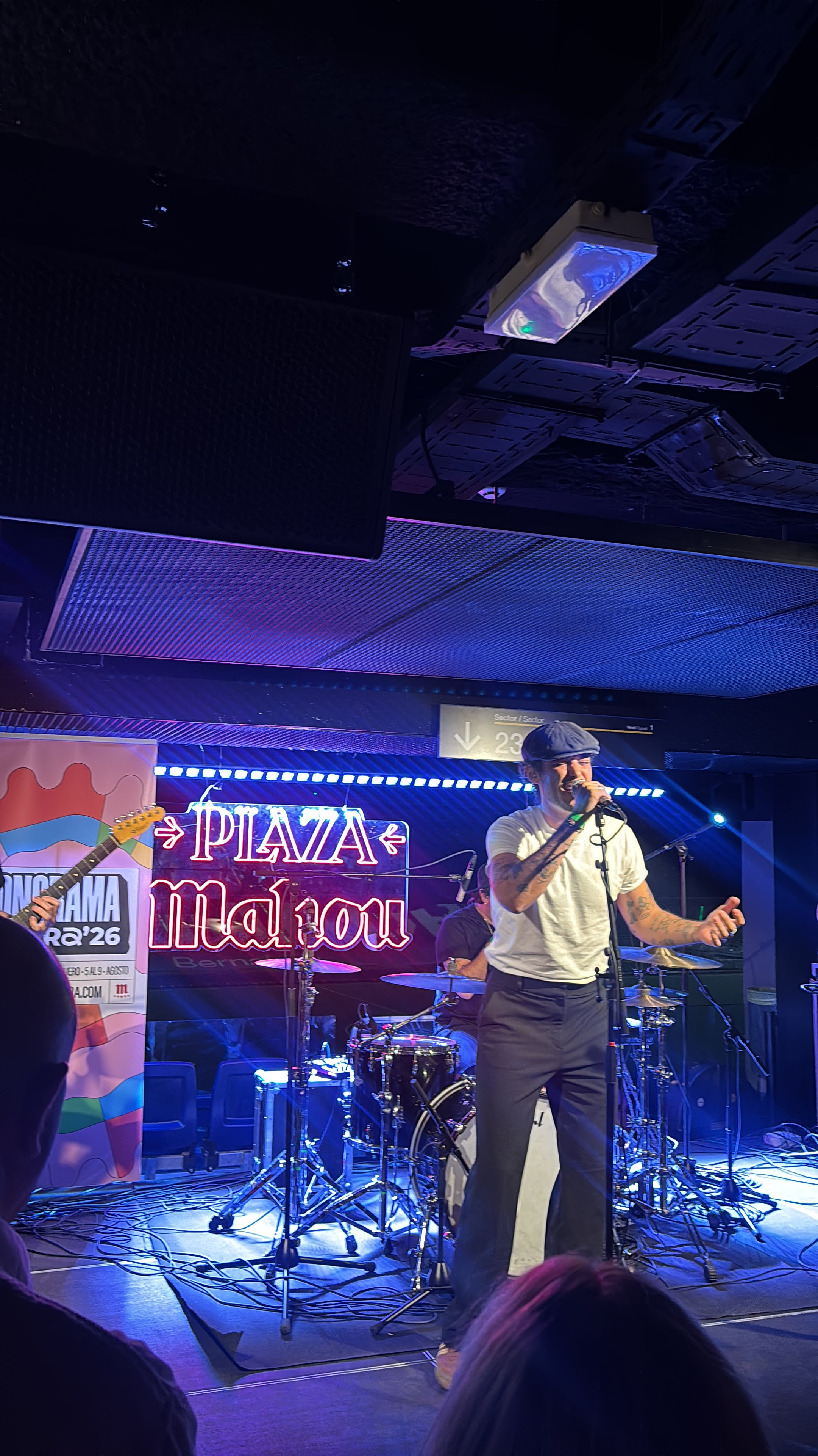 Paul Alone, una de las confirmaciones, actuando