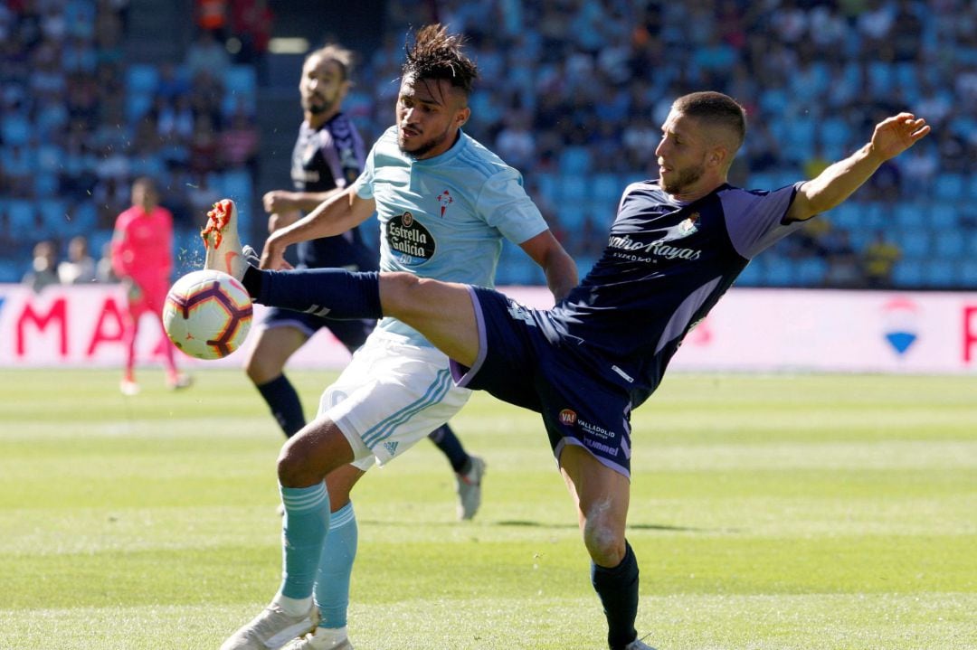 El centrocampista del Valladolid, Keko Gontán (d), disputa el balón con el centrocampista marroquí del Celta de Vigo, Sofiane Boufal (i), en el partido de la 5ª jornada de Liga de Primera División celebrado en el estadio Balaidos de Vigo.