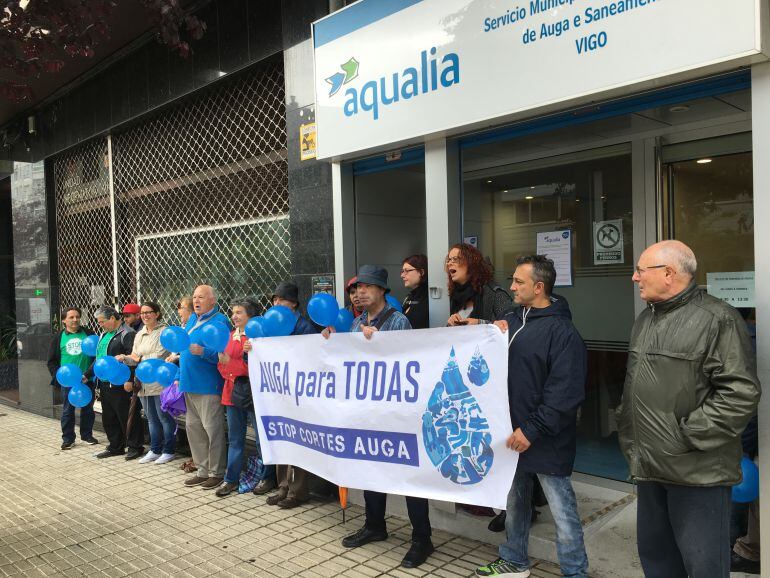 Un momento de la protesta a las puertas de Aqualia para reclamar que las familias sin recursos no tengan que pagar por el agua.