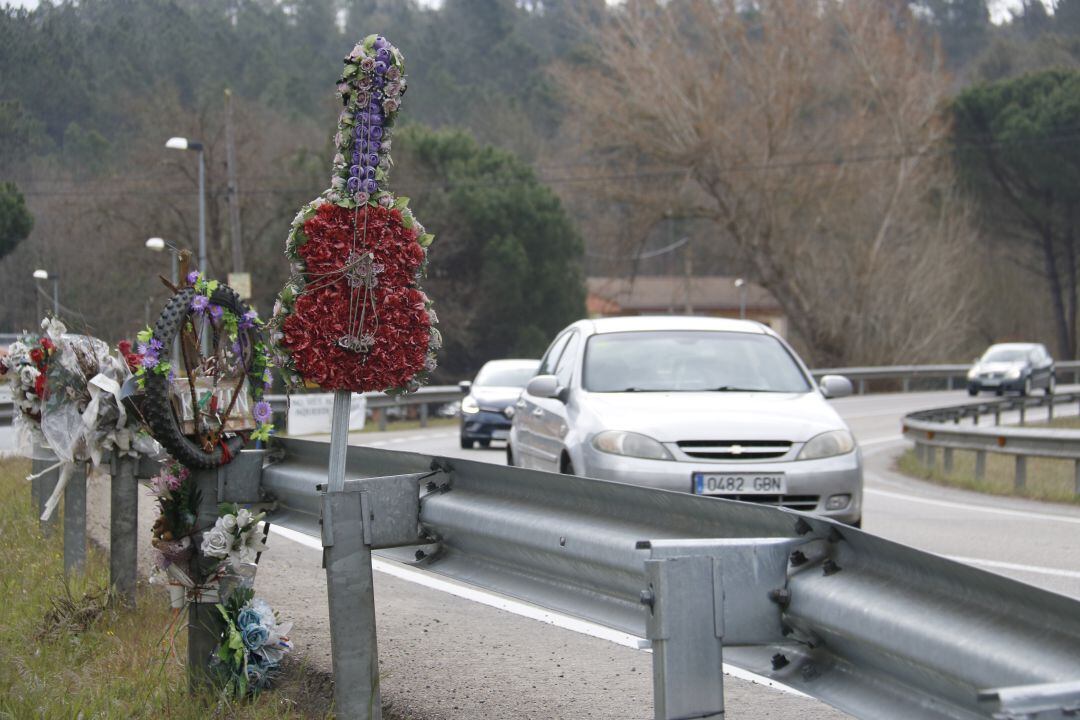 Corones de flors en un tram d'accidents