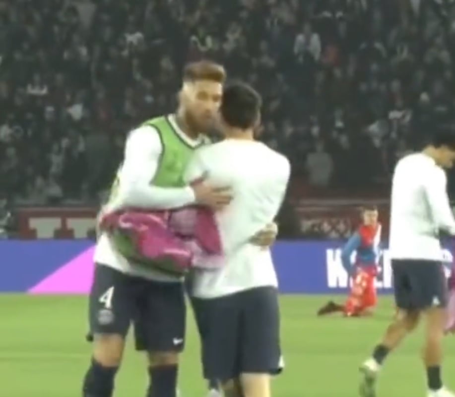 Ramos abraza a Messi durante el calentamiento del PSG previo al duelo contra el Bayern.