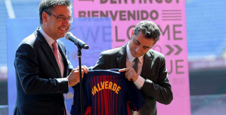 Valverde posa con la camiseta del Barcelona en su presentación como nuevo técnico del Barcelona.