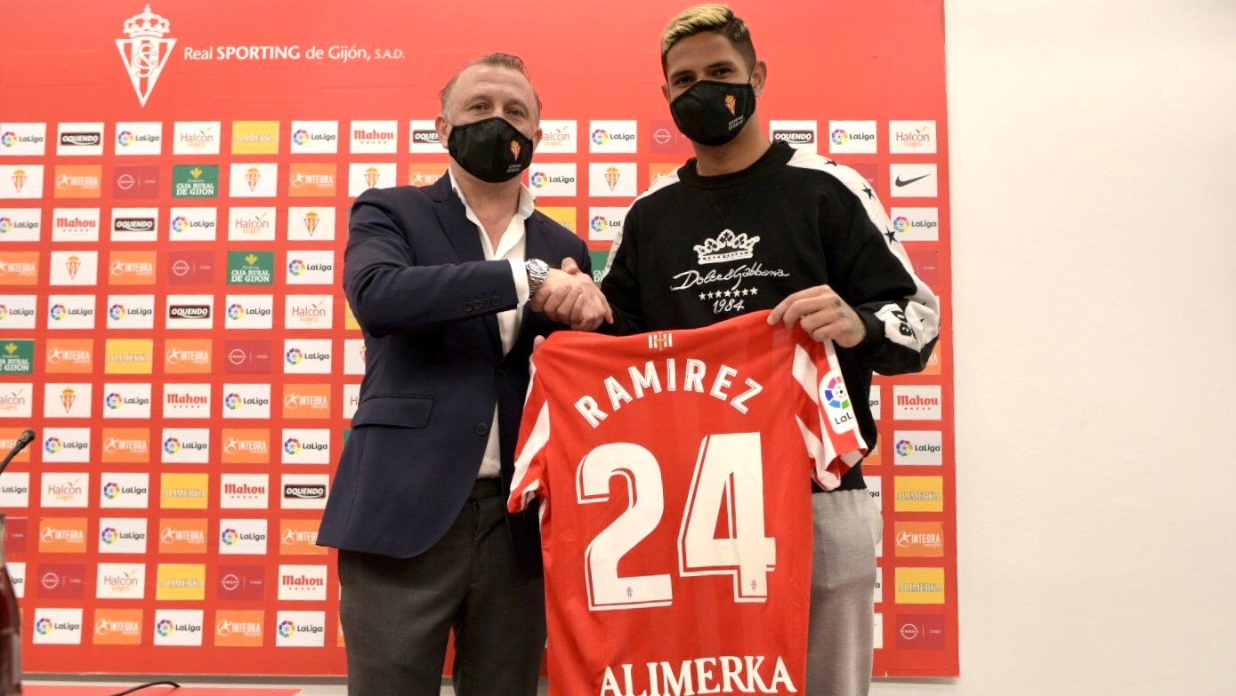 Eric Ramírez durante su presentación con el Sporting junto a Javi Rico.
