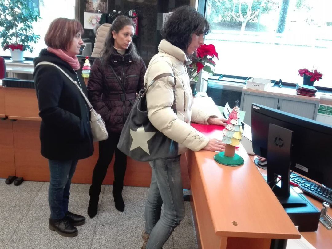 Entrega de las firmas en la Delegación Territorial de la Junta de Castilla y León en Zamora
