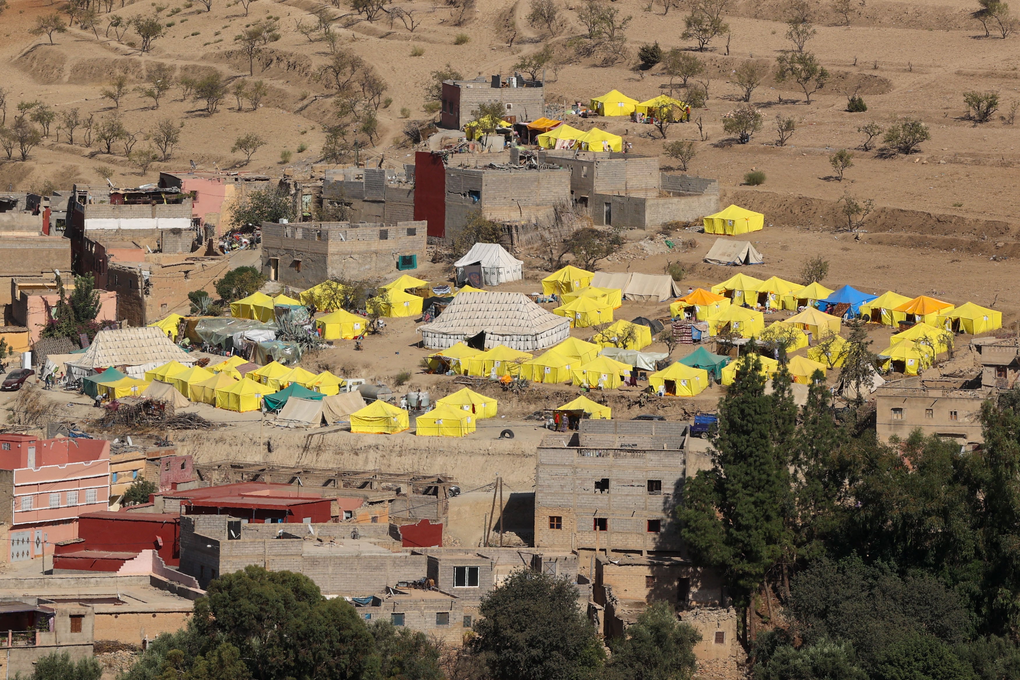 Amziz (Marruecos),-15/09/2023.- Vista de un campamento de desplazados en Amziz (Marruecos), montado tras el terremoto del pasado viernes que sacudió varias provincias del sur del país. Los marroquíes se resignan a vivir en tiendas de campaña con el temor de que pronto llegue el invierno y la esperanza de recuperar cuanto antes sus casas.-EFE/ Kiko Huesca
