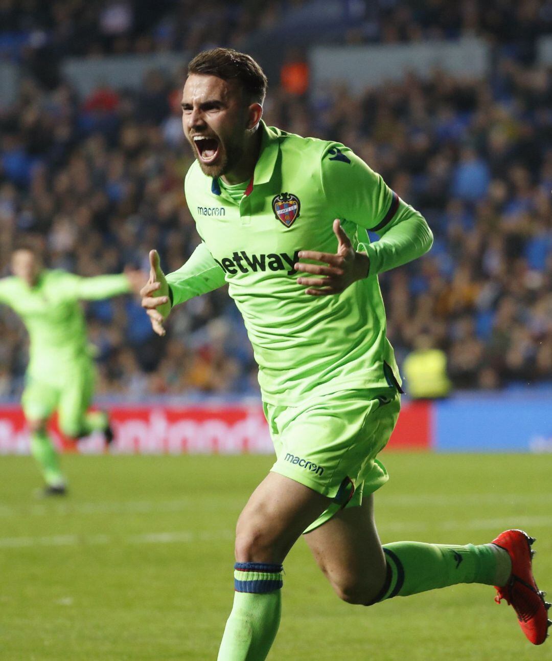 El delantero del Levante, Borja Mayoral, celebra el primer gol del equipo levantinista frente a la Real Sociedad en el estadio de Anoeta