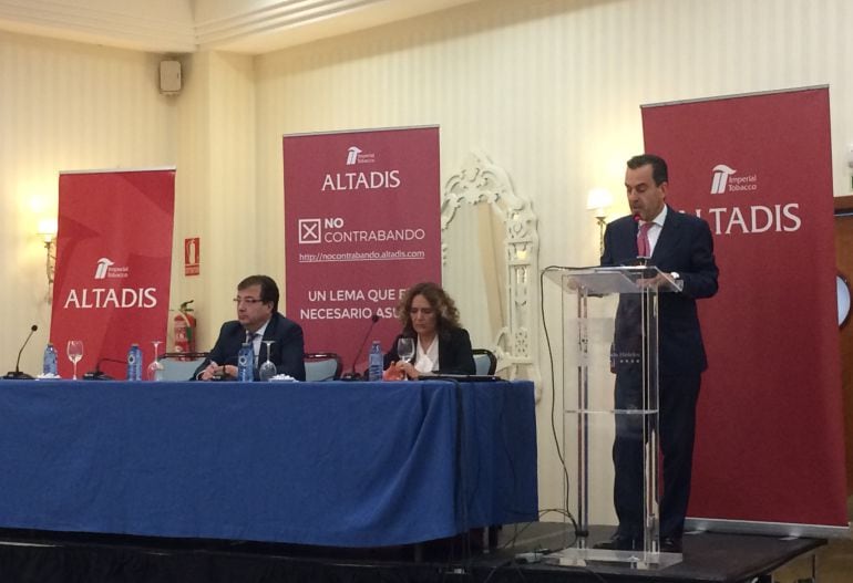 Guillermo Fernández Vara, presidente de la Junta de Extremadura, Rocio Ingelmo, directora de asuntos corporativos y legales de Altadis y Juan Arrizabalaga presidente de Altadis