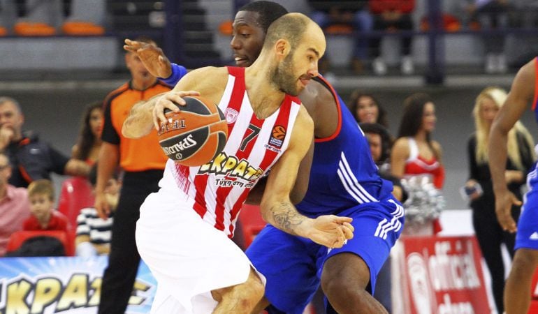 Vassilis Spanoulis lucha por la bola con Bryant Dunston, del Anadolu Efes durante el partido del martes en El Pireo.