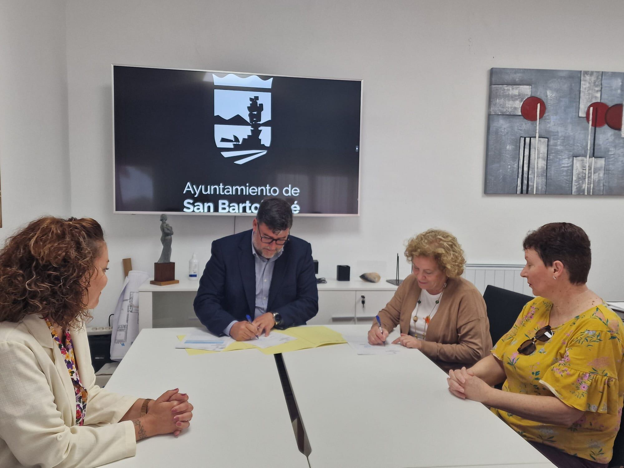 Firma del contrato del Centro de Respiro Familiar de San Bartolomé, entre ayuntamiento y AFA.