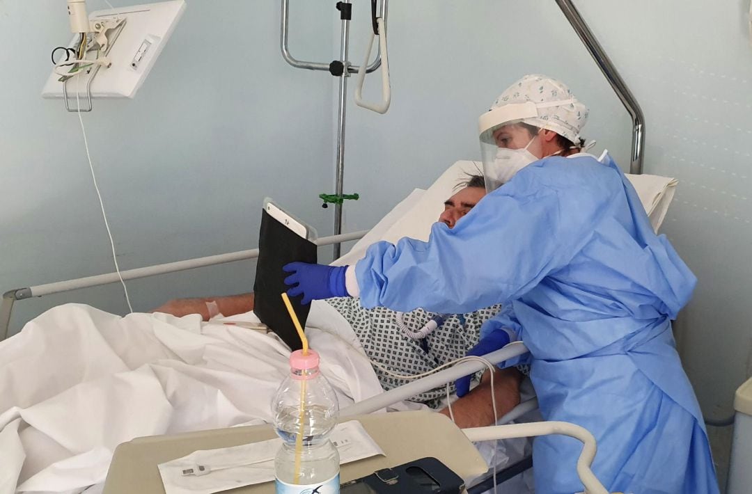 Un paciente con coronavirus se comunica con su familia gracias a la ayuda del personal sanitario 
