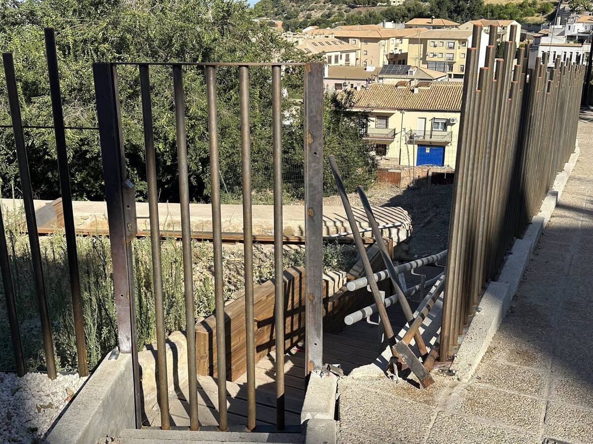 Actos vandálicos en el acceso a los restos arqueológicos del Cerro del Alcázar de Baeza