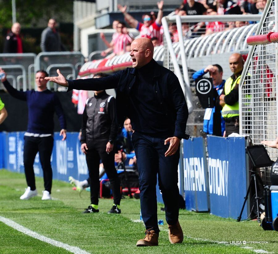 Ramírez protesta desde la zona técnica durante el partido contra el Amorebieta.