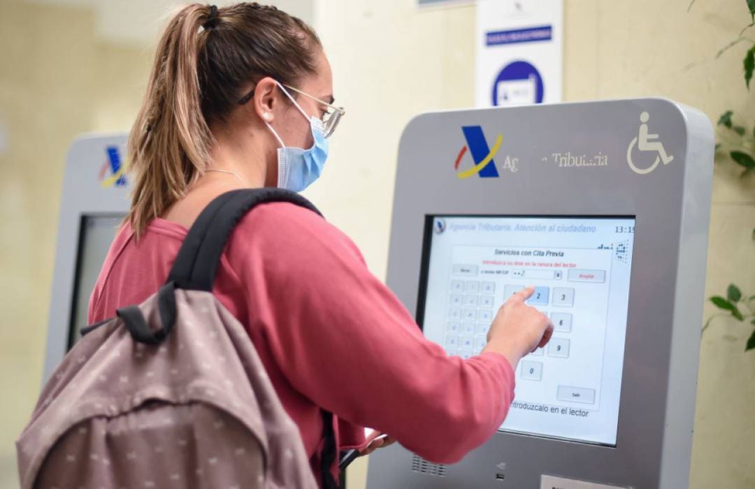 Una mujer en las oficinas de la Seguridad Social